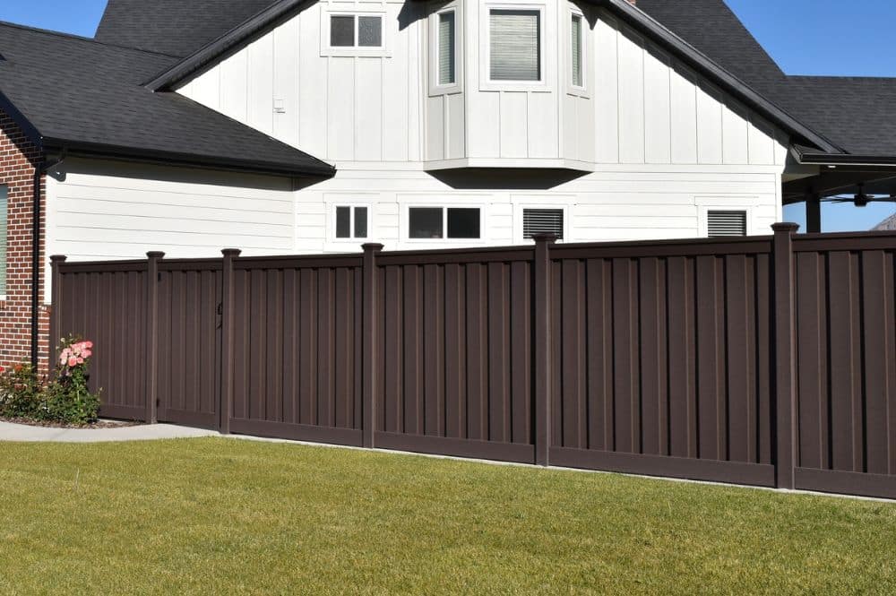 A beautiful white home with HOA-approved fencing provided by Trex Fencing SRF.